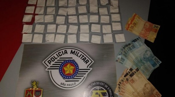 For�a T�tica da PM prende homem em flagrante por tr�fico de drogas, em Osvaldo Cruz