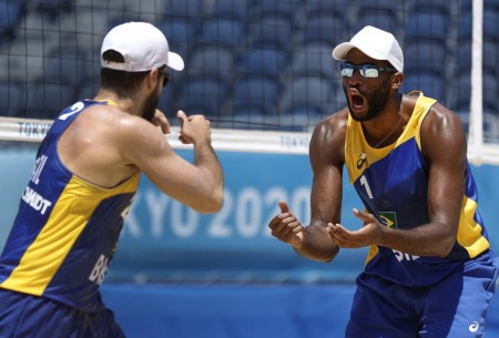 Bruno Schmidt e Evandro vencem primos chilenos na estreia do vôlei de praia nas Olimpíadas