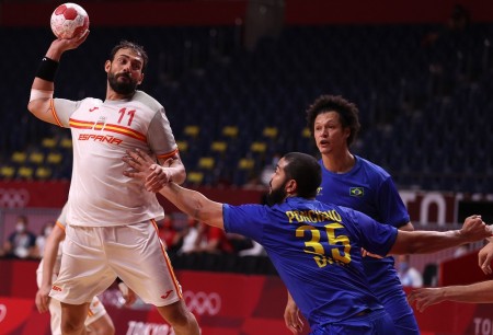 Brasil perde para Espanha e segue sem vencer no handebol masculino