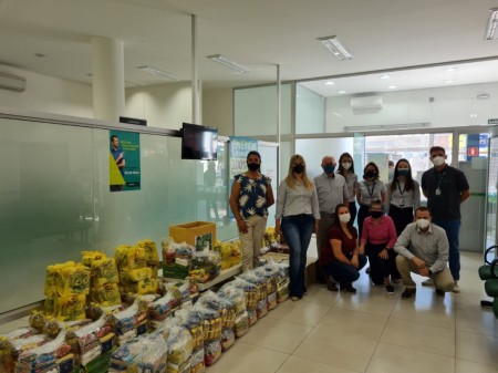 Sicoob de Osvaldo Cruz doa 800kg de alimentos ao Fundo Social de Osvaldo Cruz