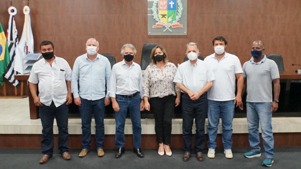 Prefeita de Salmour�o participa de reuni�o com deputados Vanderlei Macris e Mauro Bragatto