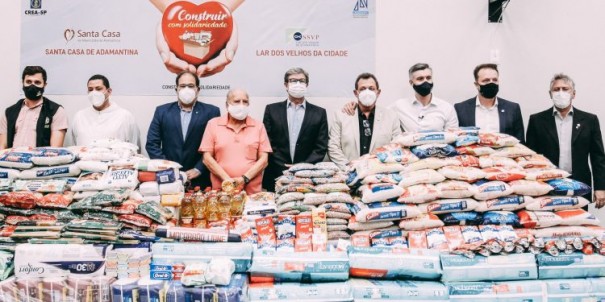 Com a presen�a do presidente do Crea-SP, Aeaanap entrega mais de uma tonelada de alimentos a Santa Casa de Adamantina