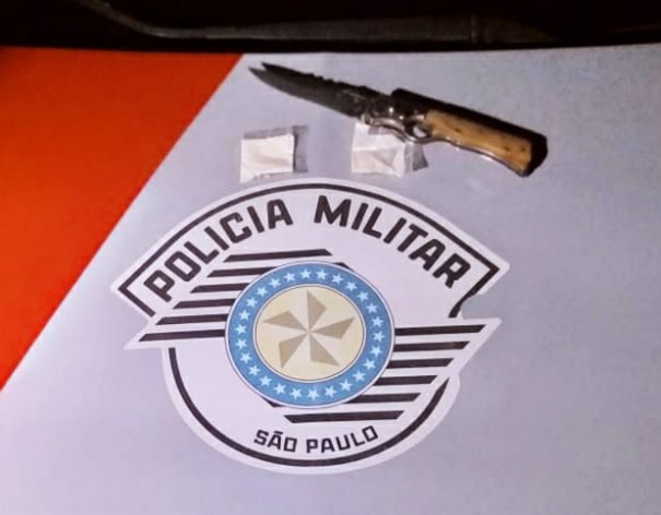 Polcia Militar registra ocorrncia de porte de cocana e posse de arma branca, em Osvaldo Cruz