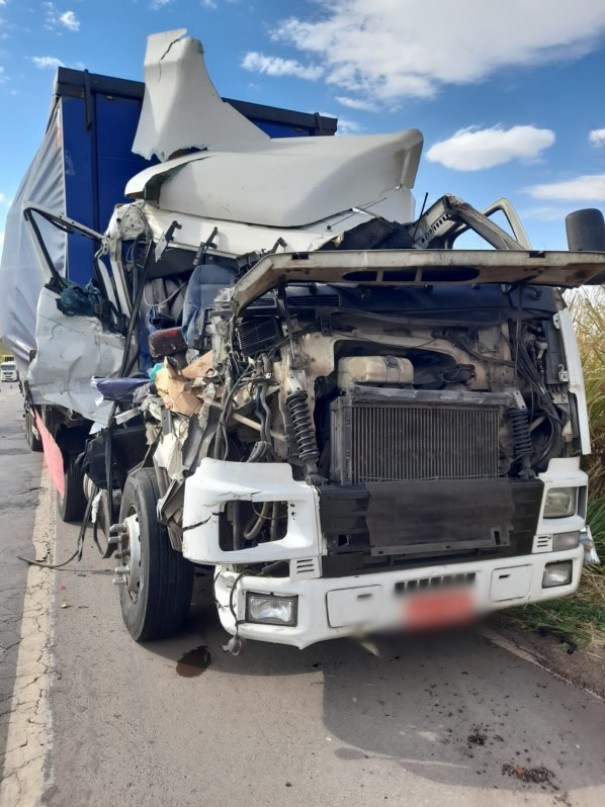 Colis�o traseira entre dois caminh�es � registrada na SP-425, em Parapu�