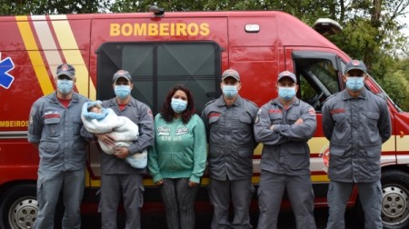 Bombeiros que salvaram bebê engasgada reencontram a família em Adamantina