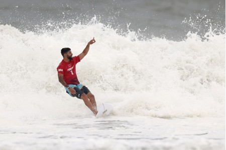 Gabriel Medina e Italo Ferreira avançam às quartas de final em Tóquio