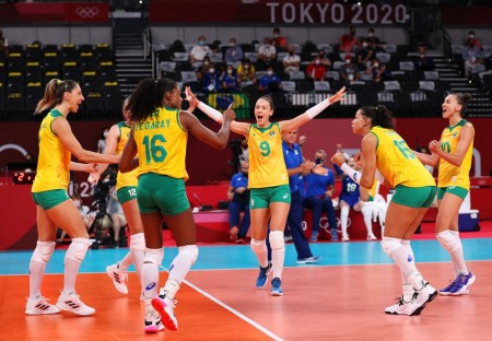 Brasil briga pelo topo contra Sérvia e tenta assimilar lesão de Macris