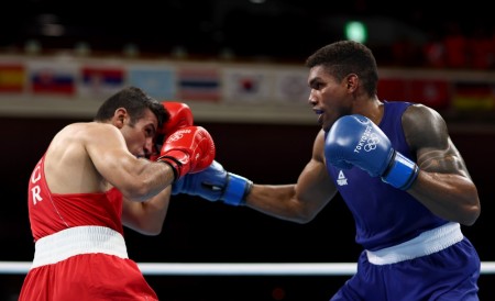 Abner Teixeira vence e garante primeira medalha do boxe em Tóquio