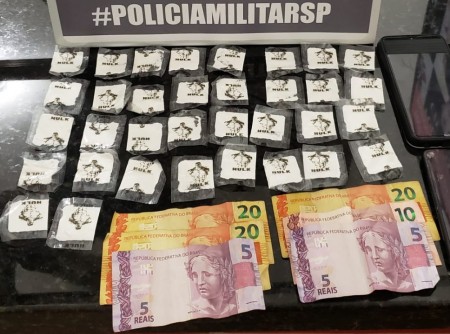 Mulher esconde no órgão genital porções de cocaína da 'marca' Hulk, mas acaba descoberta em abordagem policial