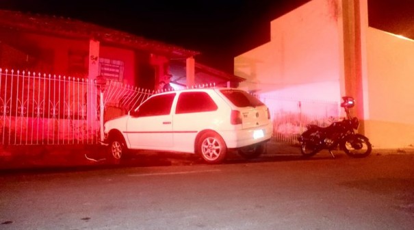 Motorista perde controle de veculo que invade residncia em Osvaldo Cruz