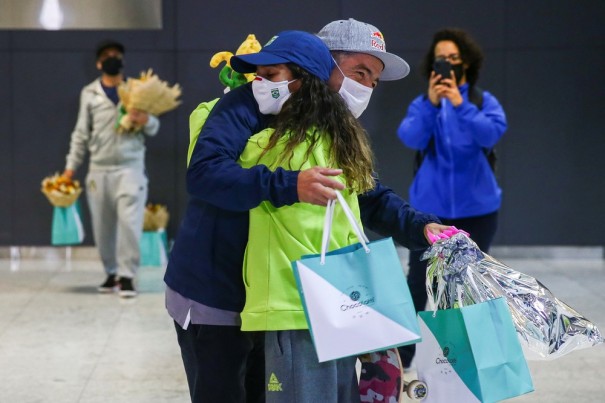 Rayssa Leal � recebida por Sandro Dias no desembarque no Brasil e anda de skate no aeroporto