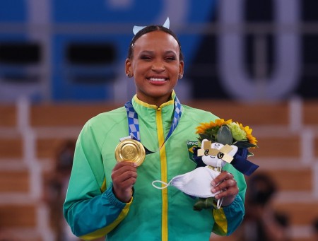 Rebeca Andrade conquista ouro para o Brasil na ginástica artística