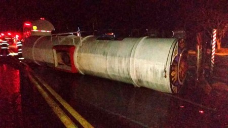 Motorista atropela capivara e tanque carregado com óleo diesel tomba na Rodovia Comandante João Ribeiro de Barros