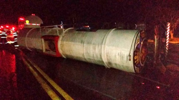 Motorista atropela capivara e tanque carregado com �leo diesel tomba na Rodovia Comandante Jo�o Ribeiro de Barros