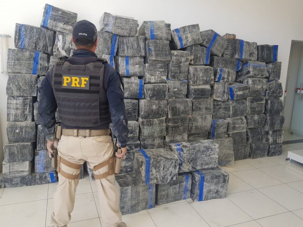 Mais de 2 toneladas de maconha transportadas sob sacos de cimento s�o apreendidas durante fiscaliza��o policial em Parapu�