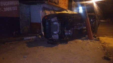 Carro bate contra poste da rede elétrica e provoca interrupção de energia em Presidente Prudente