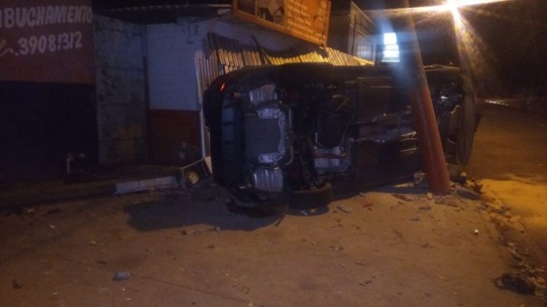 Carro bate contra poste da rede el�trica e provoca interrup��o de energia em Presidente Prudente