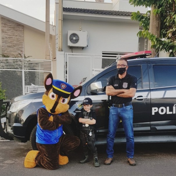 Com sonho de ser policial, menino ganha festa com o tema e passeio na viatura da Pol�cia Civil