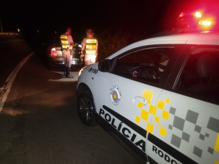 Flagrado no teste do bafômetro, homem chama amigo para buscar carro e rapaz também é preso por embriaguez