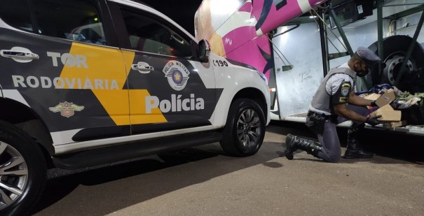 Fiscaliza��o policial em �nibus localiza tabletes de pasta base de coca�na e prende mulher em flagrante