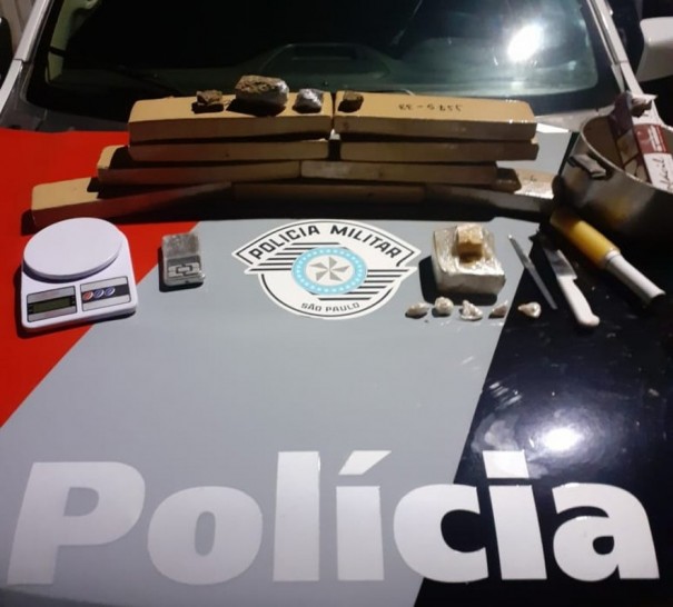 Ao avistar a PM, homem abandona motocicleta e mais de 10 quilos de drogas em Dracena