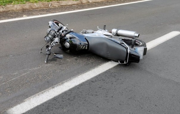 Rapaz de 22 anos morre depois de bater moto em defensa met�lica e tombar em rodovia