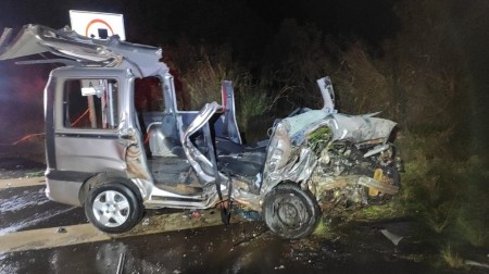 Batida frontal entre carro e multivan mata uma pessoa e deixa outras três feridas na SP-425, em Pirapozinho