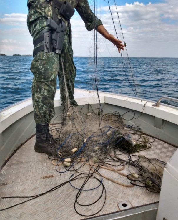 Pol�cia Ambiental apreende redes de pesca que estavam armadas irregularmente no Rio Paran�