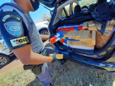 Fiscalização encontra tabletes de maconha após motorista entrar repentinamente em canavial e abandonar carro