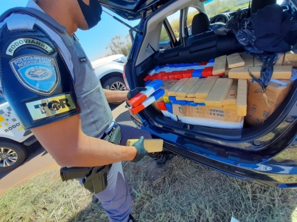 Fiscaliza��o encontra tabletes de maconha ap�s motorista entrar repentinamente em canavial e abandonar carro