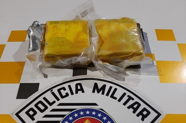 Passageiro gruda tabletes de coca�na na cintura com fita adesiva e � preso durante abordagem a �nibus na SP-270