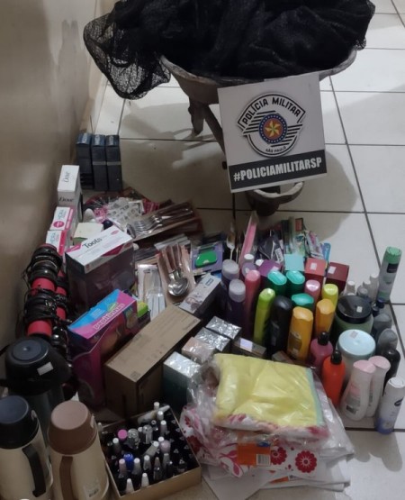 Dupla é flagrada com quase 290 produtos furtados em carriola e um homem acaba preso