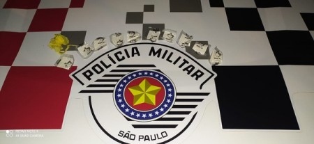 Homens são presos por tráfico de drogas com 10 sachês de cocaína escondidos em tênis