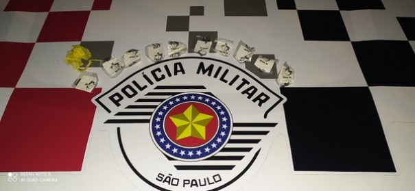 Homens s�o presos por tr�fico de drogas com 10 sach�s de coca�na escondidos em t�nis