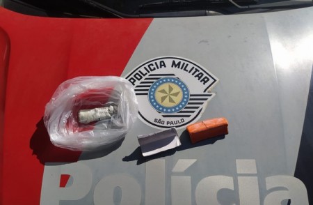 Esposa de detento é presa com 31 folhas de K4 e porção de pasta base de cocaína escondidas nas partes íntimas