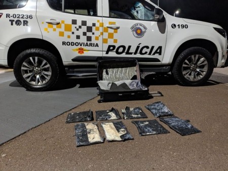 Boliviana é flagrada transportando pasta base de cocaína em ônibus e acaba presa em flagrante