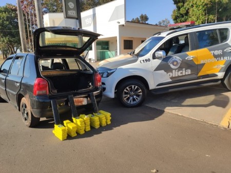 Dupla é flagrada com 30 kg de maconha em veículo e acaba presa em flagrante em Presidente Epitácio