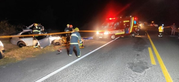 Rapaz de 24 anos morre ap�s batida frontal entre carro e caminh�o na Rodovia Homero Severo Lins