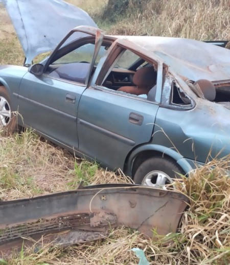 Casal de idosos fica ferido após carro capotar em estrada vicinal em Dracena