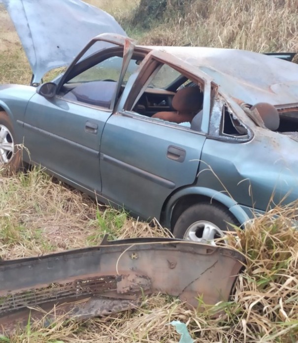 Casal de idosos fica ferido ap�s carro capotar em estrada vicinal em Dracena