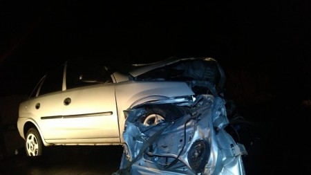Colisão entre carro e semirreboque de caminhão mata homem, em Rancharia