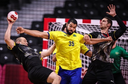 Com lesão de goleiro e apagão, Brasil perde para Alemanha e é eliminado no handebol masculino