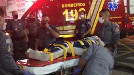 Mulher fica ferida após acidente entre carro e moto no centro de Adamantina