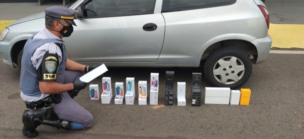 Mulher � flagrada com mais de 40 produtos sem nota fiscal em fundo falso em lataria de carro