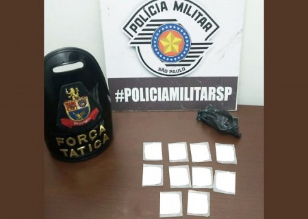 Força Tática da PM de Tupã prende garupa de moto e apreende 10 porções de cocaína