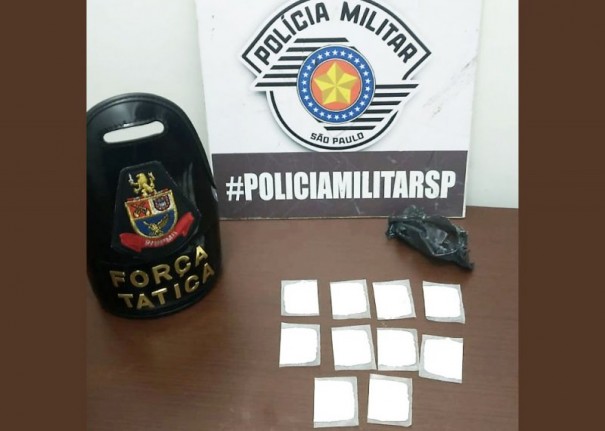For�a T�tica da PM de Tup� prende garupa de moto e apreende 10 por��es de coca�na