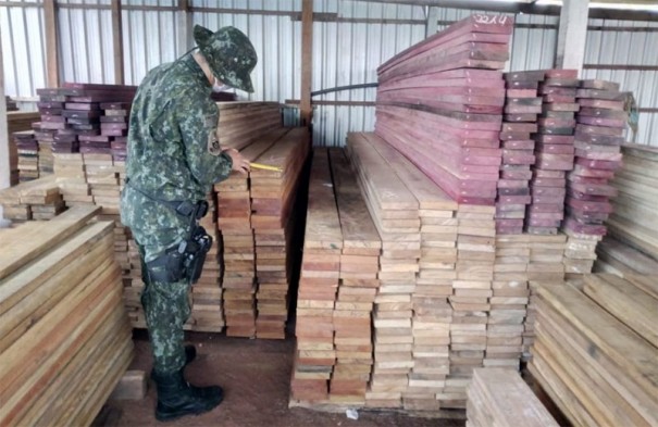 Pol�cia Ambiental faz advert�ncias durante fiscaliza��o � p�tio madeireiro de Iacri