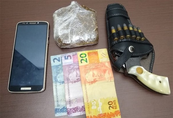 For�a T�tica da PM de Tup� prende indiv�duo e apreende rev�lver, muni��es e maconha