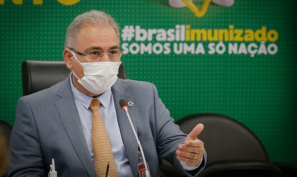 Avio com 1,5 milho de doses da Janssen chega amanh, diz ministro