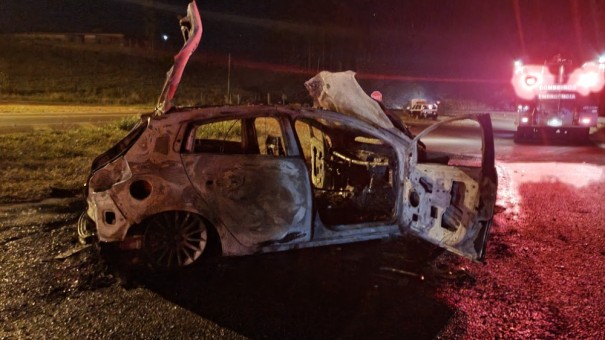Carro e viatura da Pol�cia Civil se envolvem em acidente na SP-425, em Parapu�